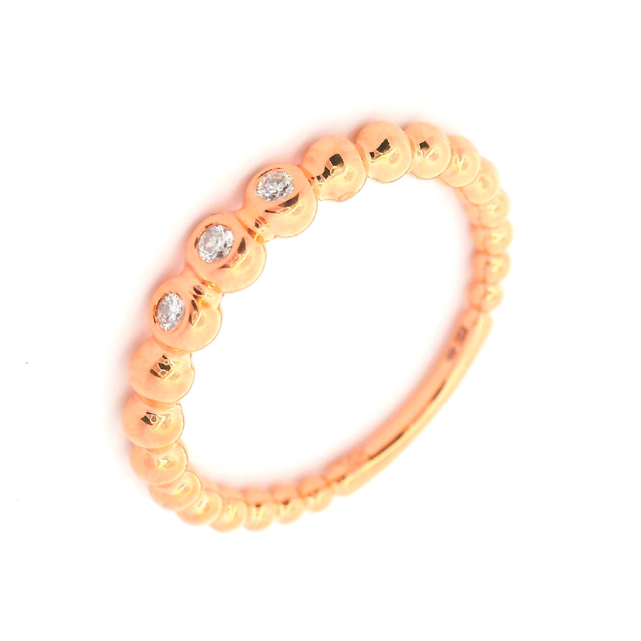 Deze ring van Louis Bros is vervaardigd uit 14 karaat roségoud (2.69 gr.) en is gezet met 3 briljant geslepen diamanten met een totaalgewicht van 0.06ct. De ring heeft een breedte van 3 mm en een hoogte van 2.5 mm. Deze ring bestaat uit onze lijn van exclusieve modellen sieraden met prachtige designs van hoge kwaliteit.
De ring is verkrijgbaar in meerdere afmetingen.